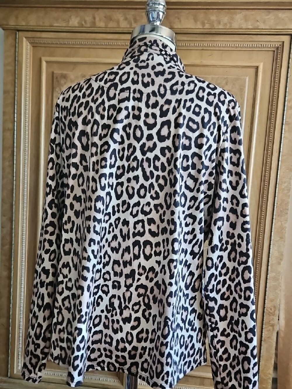 Chico's Long Sleeve Leopard Print Pullover with Orange Zip Size 2 - Picture 4 of 8